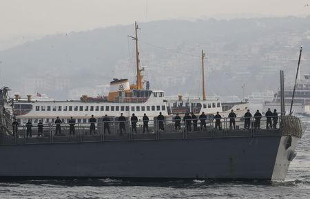 © Reuters. U.S. sailors stand on board as guided-missile destroyer USS Ross leaves from the port in Istanbul