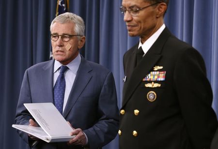 © Reuters. U.S. Secretary of Defense Hagel and Strategic Command commander Adm. Haney arrive at a news briefing to announce reforms to the nuclear enterprise at the Pentagon in Washington