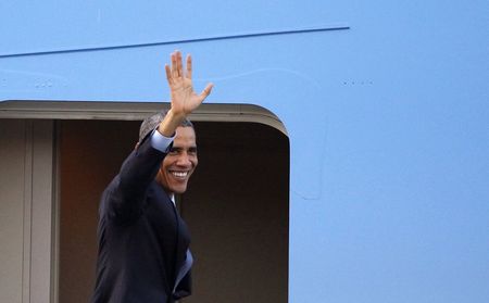 © Reuters. Presidente dos EUA, Barack Obama, acena ao embarcar no aeroporto de Yangon