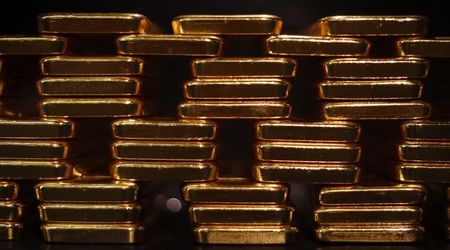 © Reuters. الذهب يعوض خسائره بشكل مفاجئ ويرتفع أكثر من 1%