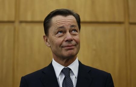 © Reuters. Former CEO of Arcandor Middelhoff reacts as he listens to his verdict at the regional court in Essen