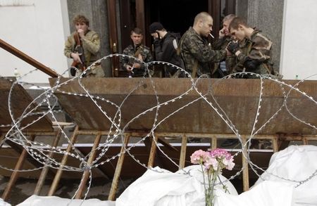© Reuters. الانفصاليون في أوكرانيا يعرقلون مراقبي الحدود بعد ظهور أرتال مسلحة جديدة