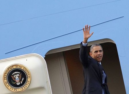 © Reuters. U.S. President Barack Obama waves as he leaves Yangon Airport