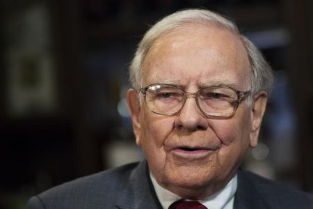 © Reuters. Investor Warren Buffett poses for a portrait during an interview after a luncheon to benefit the Glide Foundation of San Francisco in New York