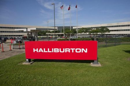 © Reuters. The company logo of Halliburton oilfield services corporate offices is seen in Houston