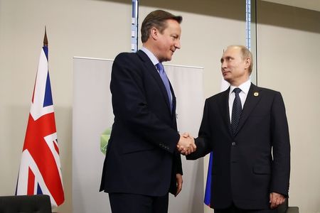 © Reuters. الكرملين:بوتين وكاميرون يناقشان "اعادة بناء" علاقات روسيا بالغرب