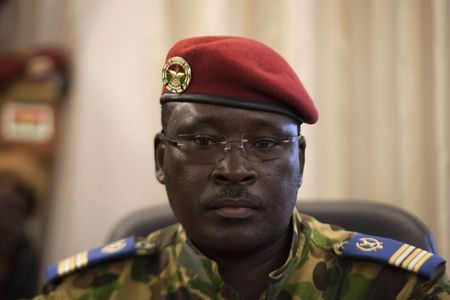 © Reuters. الحاكم العسكري لبوركينا فاسو يعيد العمل بالدستور ويعلن مهلة لاختيار زعيم جديد