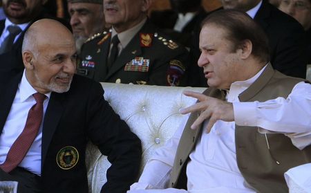 © Reuters. رئيس الوزراء الباكستاني يتعهد بدعم الرئيس الأفغاني الجديد