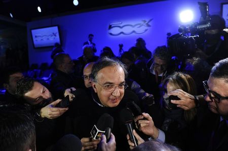 © Reuters. Fiat Chrysler Automobiles (FCA) CEO Sergio Marchionne speaks to reporters during the presentation of the new FIAT 500x model in Balocco