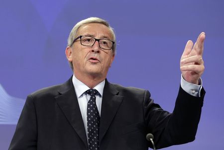 © Reuters. European Commission President Juncker addresses a news conference at the European Commission headquarters in Brussels