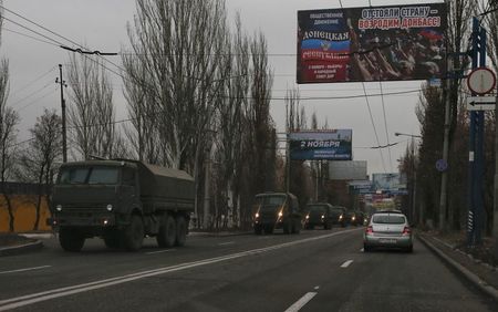 © Reuters. Military trucks drive along a road on the territory controlled by the self-proclaimed Donetsk People's Republic in Donetsk region