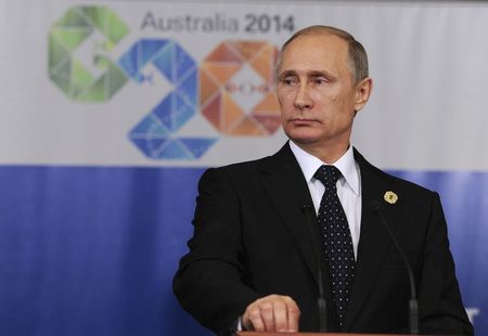 © Reuters. Russia's President Vladimir Putin attends a news conference at the end of the G20 summit in Brisbane