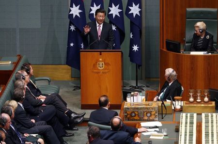 © Reuters. China’s President Xi Jinping speaks as Australia's Prime Minister Tony Abbott and other members of parliament listen at Parliament House in Canberra