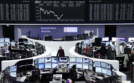 © Reuters. Traders are pictured at their desks in front of the DAX board at the Frankfurt stock exchange