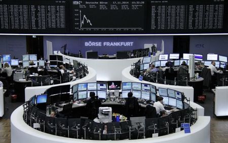 © Reuters. Trader al lavoro alla borsa di Francoforte