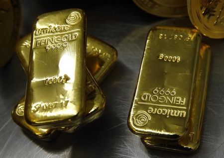 © Reuters. Слитки золота в хранилище  Pro Aurum в Мюнхене