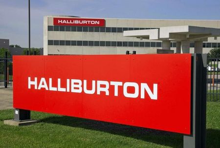 © Reuters. Логотип Halliburton у офиса компании в Хьюстоне