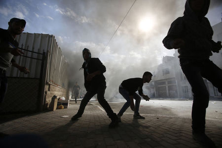 © Reuters. Hallan a un conductor palestino colgado en un autobús en Jerusalén