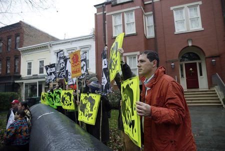 © Reuters. Climate advocates and  representatives from the Rosebud Sioux Tribe in South Dakota protest against Keystone XL pipeline at Senator Landrieus house in Washington