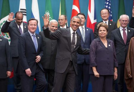 © Reuters. U.S. President Barack Obama waves as he and other leaders leave after a group photo at the G20 summit in Brisbane