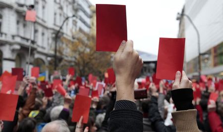 © Reuters. التشيك تحتفل بذكرى الثورة المخملية بالبطاقات الحمراء والشموع