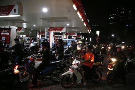 © Reuters. Drivers line up for fuel at a state-owned Pertamina petrol station in Jakarta