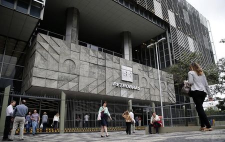 © Reuters. PETROBRAS PROMET D'ENQUÊTER SUR LE SCANDALE DE CORRUPTION 