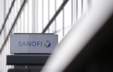 © Reuters. A logo is seen in front of the entrance at the headquarters of French drugmaker Sanofi in Paris