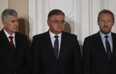 © Reuters. رئاسة جديدة تتولى السلطة في البوسنة وتواجه ضغوطا للاصلاح