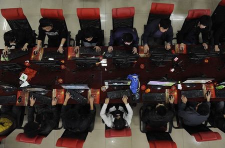 © Reuters. File photo of people using computers at an Internet cafe in Taiyuan, Shanxi province