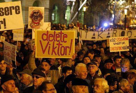 © Reuters. آلاف المجريين يحتشدون للمطالبة باستقالة رئيس وزرائهم