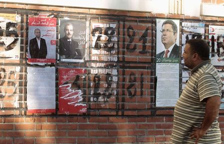 © Reuters. مرشح بارز ينسسحب من انتخابات الرئاسة بتونس ويتهم حملة المرزوقي بالتحريض على العنف