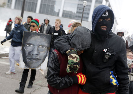 © Reuters. Manifestantes protestam contra morte de Michael Brown em Clayton