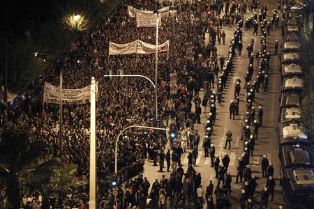 © Reuters. مسيرة حاشدة ضد التقشف في ذكرى انتفاضة 1973 في اليونان
