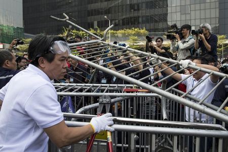 © Reuters. Las autoridades de Hong Kong se preparan para despejar parte de protestas