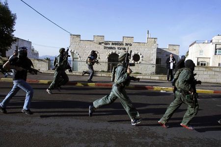 © Reuters. Un ataque contra una sinagoga en Jerusalén habría causado hasta 5 muertos