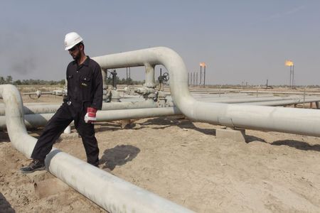 © Reuters. Рабочий на нефтяном месторождении в Ираке 