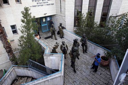 © Reuters. JUSQU'À CINQ MORTS DANS L'ATTAQUE D'UNE SYNAGOGUE DE JÉRUSALEM