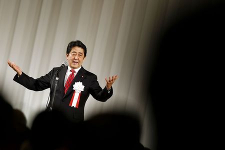 © Reuters. رئيس وزراء اليابان يبلغ الحزب الحاكم أنه سيؤجل زيادة ضريبية ويدعو لانتخابات