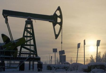 © Reuters. Нефтяной станок-качалка под Нефтеюганском