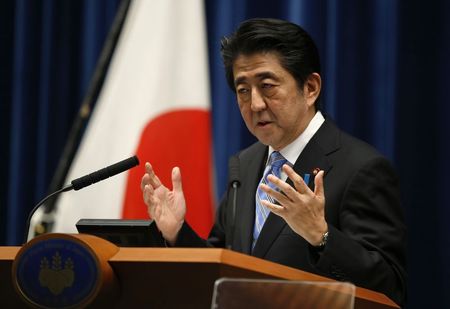 © Reuters. Primeiro-ministro do Japão, Shinzo Abe, durante coletiva de imprensa em Tóquio