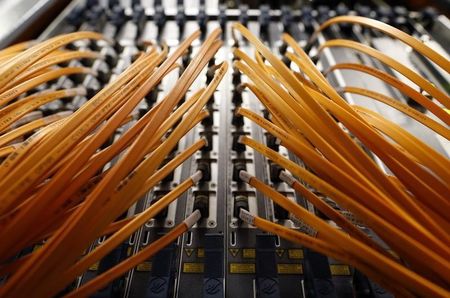 © Reuters. Cables of optical fibre of Telecom Italia are seen in a telephone exchange in Rome