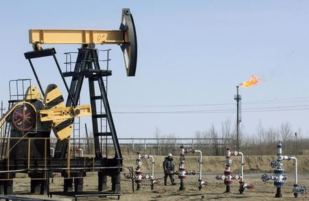 © Reuters. Станок-качалка на нефтяном месторождении под Нефтеюганском