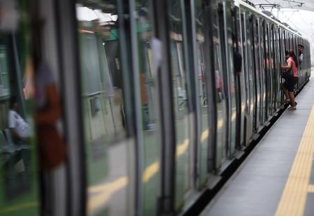 © Reuters. A woman boards the first line of the train in Lima