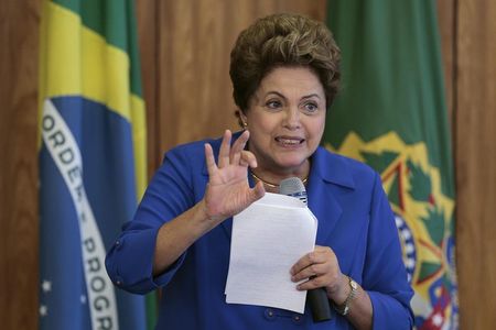 © Reuters. Brazil's President Dilma Rousseff reacts during a meeting with leaders of the Social Democratic Party (PSD) at the Planalto Palace in Brasilia