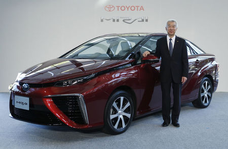 © Reuters. Vice-presidente executivo da Toyota Motor, Mitsuhisa Kato, posa em frente ao novo carro da empresa, Mirai, em Tóquio