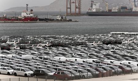 © Reuters. Veículos estacionados no terminal de cargas do porto de Piraeus, na Grécia