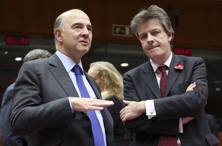 © Reuters. EU Commissioners Moscovici and Hill attend an EU finance ministers meeting in Brussels