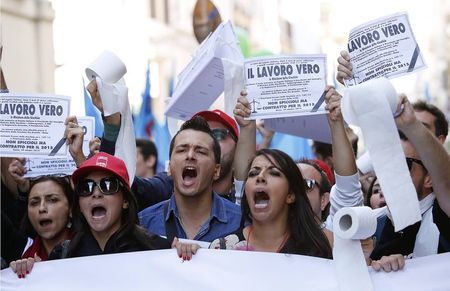 © Reuters. Roma, manifestazione contro il governo dei lavoratori pubblici