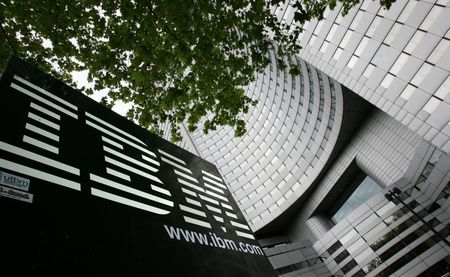 © Reuters. IBM lanza servicio de correo electrónico para empresas que integra medios sociales